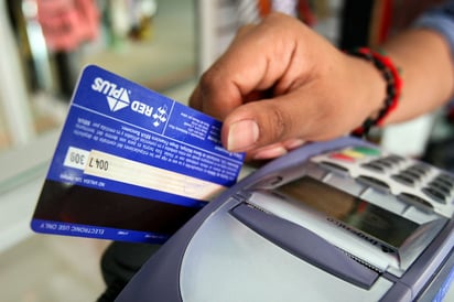 Compras. Los 'tarjetazos' es la forma de pago más común que se hace al comprar en tiendas. (Archivo)