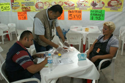 Revisiones. Toman muestras de alimentos y agua para constatar higiene en puestos de la Feria. (EL SIGLO DE TORREÓN)