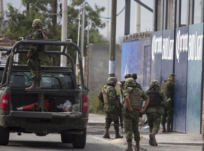 Ayer viernes, el ataque entre presuntos miembros de la delincuencia organizada dejó un saldo de 10 personas muertas en una bodega ubicada en la colonia Sierra Real, del municipio de García.  (EFE)
