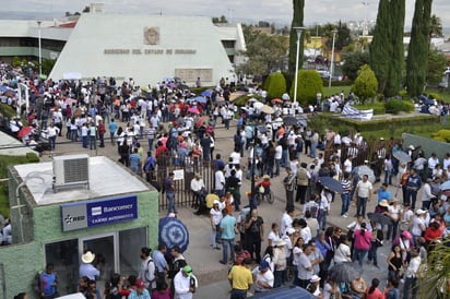 Los maestros quejosos ingresaron y recorrieron las oficinas administrativas de la SEED para exigir a los trabajadores dejar sus lugares y retirarse al patio o fuera de las instalaciones. (El Siglo de Torreón)
