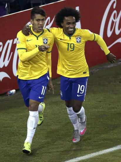 Willian (d) celebra con Firmino el segundo gol ante Venezuela. Willian, la clave en un Brasil sin Neymar