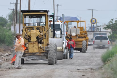 Obras en caminos. Se atienden los caminos rurales. 