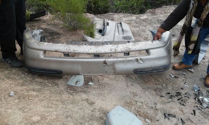 En piezas. Una de las defensas de los carros estaba desprendida totalmente.