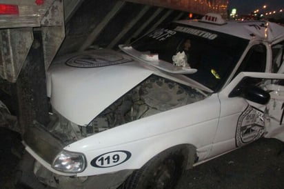 Accidente. Choque entre dos autos, un camión y un tráiler deja un hombre gravemente herido. (Cortesía)