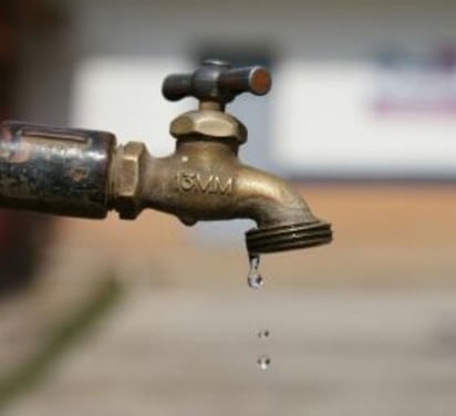 Un apagón que paró 10 bombas de agua potable después del mediodía, causó severos problemas en el suministro. (ARCHIVO)