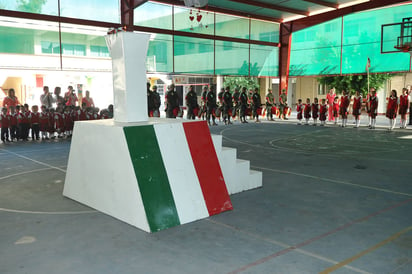 Termina. Colegio La Paz, el más antiguo de Torreón,  cerró ayer de manera oficial su último ciclo. (Ramón Sotomayor)