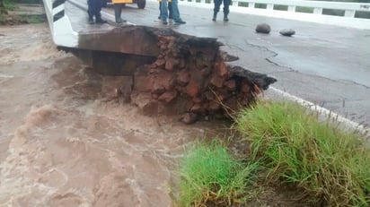 Situación. Varios puentes en algunos municipios están en mal estado y aún no se liberan recursos del Fonden para repararlos.