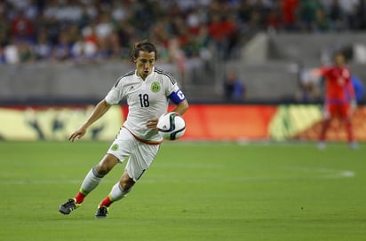 Andrés Guardado pidió ayuda para que más jugadores mexicanos jueguen en el extranjero. (EFE)