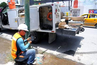 Dato. Los trabajos del nuevo alumbrado son supervisados por la empresa externa, así como la Dirección de Servicios Públicos. (Jesús Galindo)