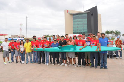 Los participantes en esta edición de la Gran Regata del Río Nazas partieron este jueves desde la Plaza Mayor de Torreón para celebrar un desfile que les llevó por las principales ciudades de la Comarca Lagunera. (Jesús Galindo)