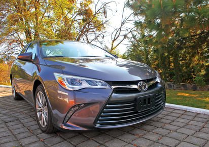 Elegancia. Toyota Camry es un sedán mediano que se caracteriza por contar con un diseño limpio y elegante. 