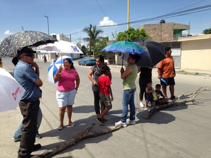 Vecinos de la colonia División del Norte bloquean la calzada que lleva el mismo nombre, debido a que tienen más de un mes con el drenaje tapado. (EL SIGLO DE TORREÓN)