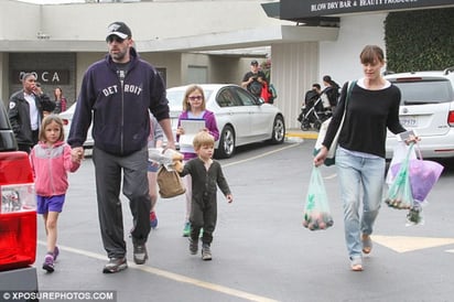 Vacaciones. La pareja de famosos actores fue vista en Las Bahamas, donde poseen una propiedad, junto a sus tres hijos.