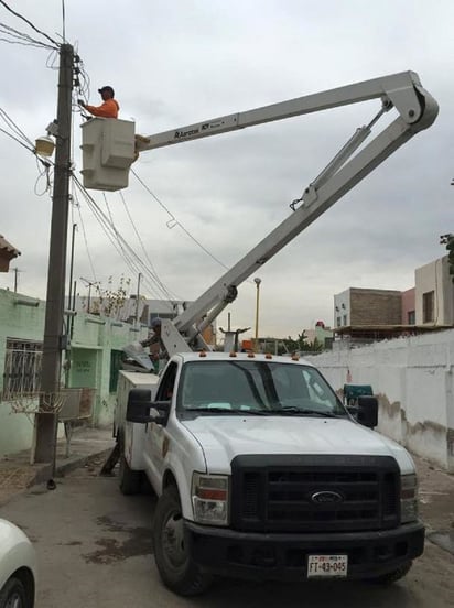 Aseguran. Atienden las lámparas que dejan de funcionar, ya sea por vandalismo, cortocircuitos o término de vida útil. (EL SIGLO DE TORREÓN)