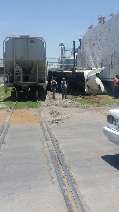 Volcadura. Tren en reversa se lleva un tráiler con todo y conductor en Gómez.