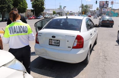 El choque se registró en el bulevar Independencia, a la altura de la calle Javier Mina. (El Siglo de Torreón)
