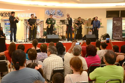 Los presentes reconocieron el talento de los músicos con una gran ovación.