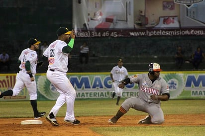 Juan Miranda, de Vaqueros Laguna, se barre en segunda durante el partido de ayer en Tabasco. (Cortesía)