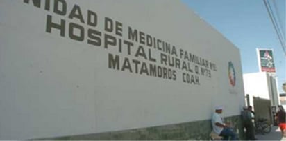 Atención médica. Minutos después de haber ingresado a la clinica local del IMSS, el joven murió. 