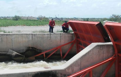 Desaparecen. Chocan en su motocicleta y caen al canal de donde ya no salieron.