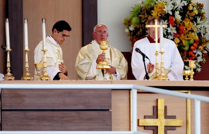 El Papa ofreció una misa multitudinaria en el Parque Samanes. (EFE)