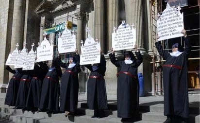 La policía desalojó por la fuerza a las integrantes disfrazadas de un grupo feminista que protestaba contra la llegada del papa Francisco a Bolivia. (EFE)