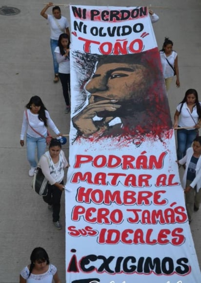 En la marcha también participaron contingentes de la Coordinadora Regional de Autoridades Comunitarias (CRAC) que exigen la liberación de 16 presos políticos y alto a la criminalización de la lucha social. 