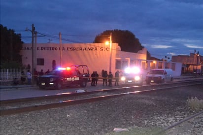 Accidente. Al lugar del fatal percance acudieron elementos policiales y el Ministerio Público. (EL SIGLO DE TORREÓN)