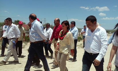 Hizo un recorrido por la comunidad acompañada por autoridades estatales y locales. (EL SIGLO DE TORREÓN)