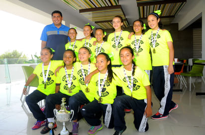 Las Leonas del Instituto Británico están felices de haber regresado a casa cargadas con sus medallas y trofeo de campeonas nacionales. Leonas festejan campeonato nacional