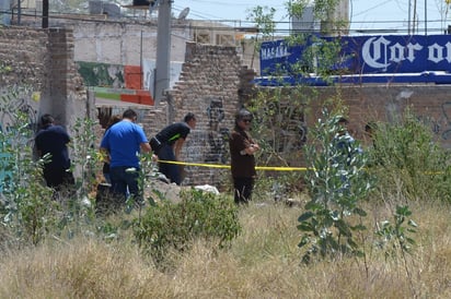 Hallazgo. El cuerpo se encontraba en el interior de un lote baldío, de donde fue levantado. (EL SIGLO DE TORREÓN)