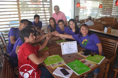 Premio. Alumnos ganadores en foro mundial de robótica se reunieron ayer con el empresario Octaviano Rendón. (EL SIGLO DE TORREÓN)