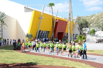 Desde antes de las 8 de la mañana cientos de niños llegaron al Complejo Cultural y Deportivo ubicado en el poniente de la ciudad para comenzar algunos de los cursos de verano que se promocionaron para esta temporada. (FERNANDO COMPEÁN)