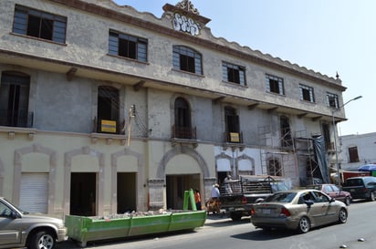 Otro capítulo. El edificio del antiguo Hotel Francia se prepara para recibir a nuevos negocios en su planta baja. (ROBERTO ITURRIAGA)