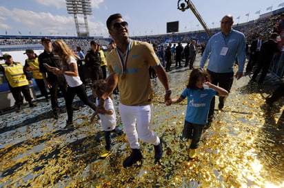 Hulk junto a su familia celebrando el pasado título de la Liga Premier de Rusia con el Zenit de San Petesburgo. (EFE)