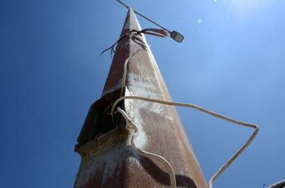 Sin calidad. Sobre postería vieja y cables de fuera, se hicieron algunos trabajos del nuevo alumbrado en Residencial del Norte. (Fernando Compéan)