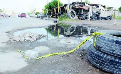 Reparaciones. Tras el accidente la misma noche del miércoles personal del Simas comenzó las labores para tapar las alcantarillas abiertas, además de retirar las metálicas y colocar de plástico. (Fernando Compeán)