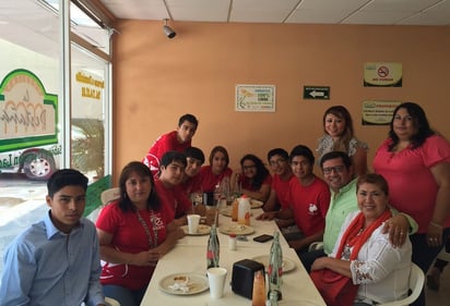 Se reúnen. Alumnos del Cetis 159 que acudieron al mundial de robótica, dialogaron con Juan Ávalos y María Luisa González. (EL SIGLO DE TORREÓN)