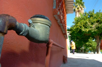 Aunque el medidor de bronce aún funcione, los empleados de la empresa abastecedora aseguran que se les ha acabado su ciclo de vida útil y que no marcan bien el consumo del agua, por esa razón es necesario cambiarlos. (Archivo)