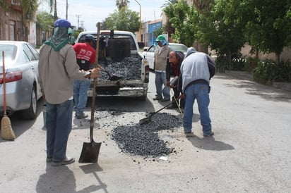 Baches. Las cuadrillas de Servicios Públicos tapan los baches que hay en las calles de la ciudad. (MARY VÁZQUEZ)