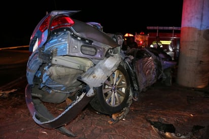 Impacto. El automóvil VW Passat, quedó destrozado por el fuerte impacto con el pilar de concreto.