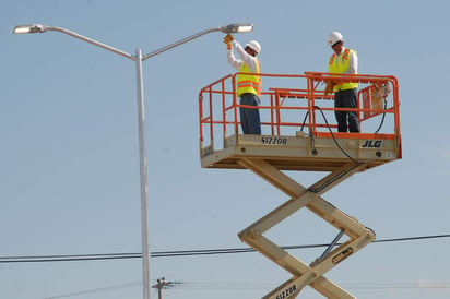 En su comparecencia, el funcionario informó que el proceso de reconversión tecnológica del alumbrado público deberá terminar legalmente el 15 de octubre próximo. (Archivo)