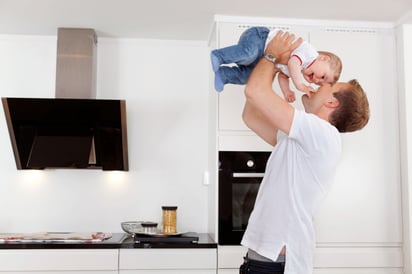 Si bien el vínculo entre madre e hijo es muy estrecho e importante, sobre todo durante la gestación y la lactancia, la figura del padre es esencial para que el infante se desarrolle adecuadamente. (ARCHIVO)