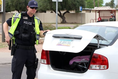 Los agentes cerraron las calles aledañas mientras realizaban la búsqueda. (ARCHIVO)