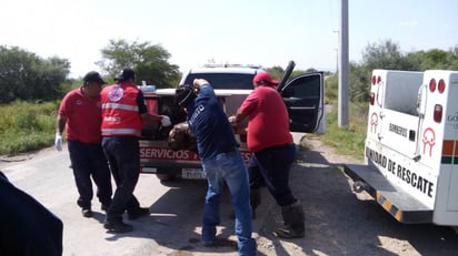 El cadáver de un hombre fue hallado hoy miércoles por la tarde en un canal de riego, entre los ejidos Aurora y Aedo de Gómez Palacio.