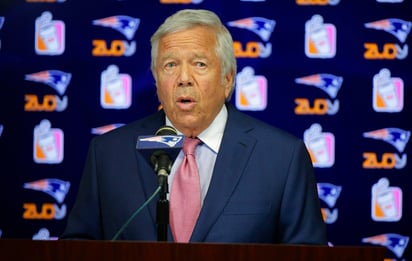 El dueño de los Patriotas, Robert Kraft,  mencionó que se equivocó en confiar en la liga. (AP)