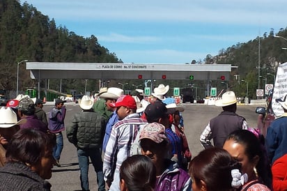 Toma. Hace 101 días que los ejidatarios decidieron tomar la caseta de cobro de Coscomate en la supercarretera.