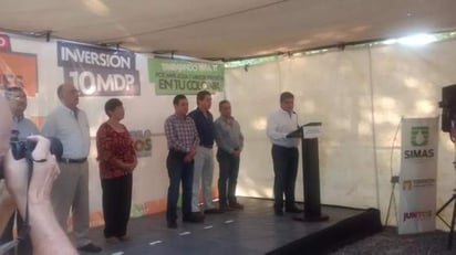 Junto con Xavier Herrera Arroyo, Félix Pérez Murillo en representación del Consejo Directivo, regidores y vecinos, Riquelme Solís puso en marcha esta mañana el nuevo pozo de agua potable en la colonia Nueva Los Ángeles, que beneficiará a 6 colonias aledañas. (El Siglo de Torreón)