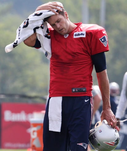 Tom Brady apareció ayer en los entrenamientos de los Patriotas de Nueva Inglaterra. (Fotografía de AP)