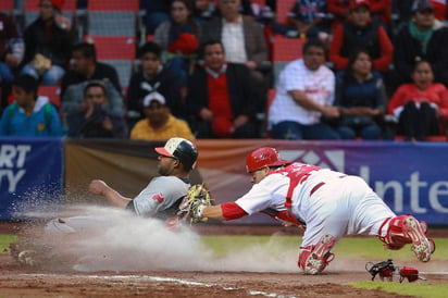 Diablos Rojos del México otra vez apaleó a Vaqueros Laguna, ahora por 12-3, con jonrones de Juan Carlos Gamboa, Japhet Amador y Cyle Hankerd, para barrer en la serie de la LMB. (Jam Media)